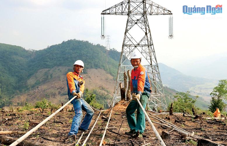 Công nhân thi công đường dây 500kV Dốc Sỏi - Pleiku 2, đoạn qua địa phận huyện Sơn Hà. 