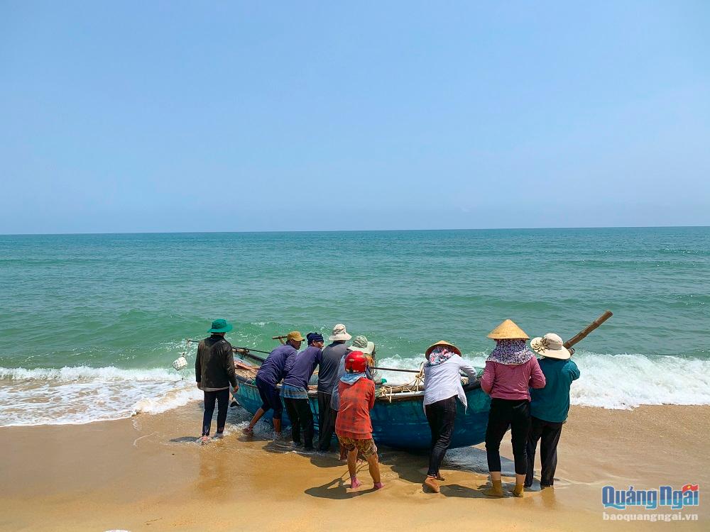 Những ngày này, ngư dân ven biển tỉnh Quảng Ngãi lại hối hả vào vụ mùa cào ốc gạo, nghề cào ốc gạo đã mang lại thu nhập khá cao cho người dân nơi đây.