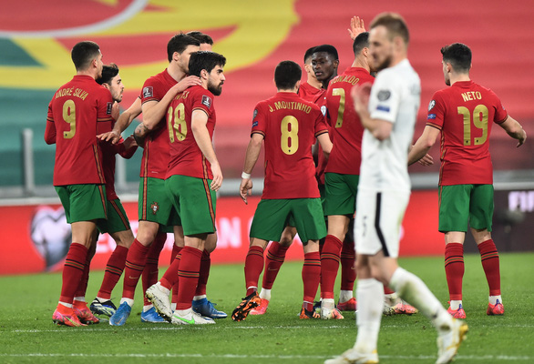 Các cầu thủ Bồ Đào Nha ăn mừng bàn thắng vào lưới Azerbaijan - Ảnh: REUTERS