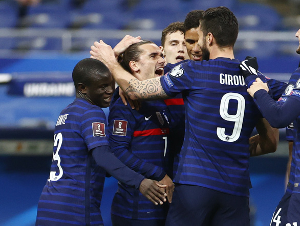 Niềm vui của các cầu thủ Pháp sau khi Griezmann mở tỉ số - Ảnh: REUTERS