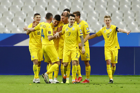 Niềm vui của các cầu thủ Ukraine sau khi gỡ hòa 1-1 - Ảnh: REUTERS