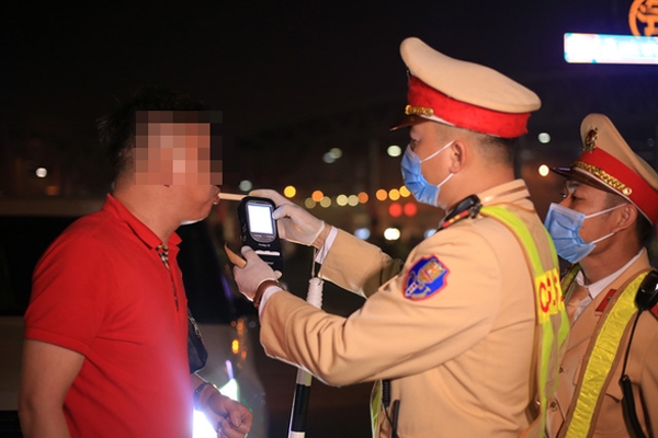 Lực lượng cảnh sát giao thông kiểm tra nồng độ cồn, ma túy trên nhiều cung đường khắp cả nước - Ảnh: CACC