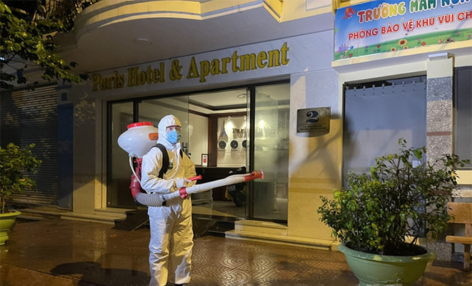 Nhân viên y tế phun khử khuẩn tối ngày 25-3 tại khách sạn ở Hải Phòng mà ca nhập cảnh trái phép lưu trú.