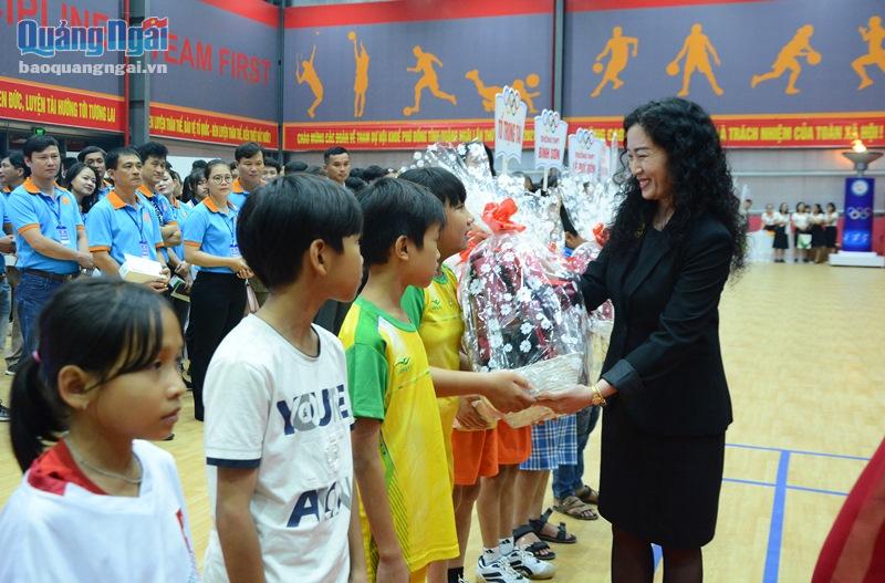 Lãnh đạo IEC Quảng Ngãi tặng quà cho học sinh miền núi, hải đảo.