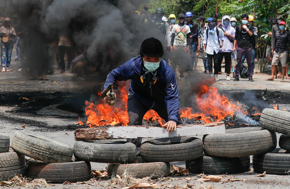 Người biểu tình ở thành phố Yangon cầm bom xăng tự chế ngày 27-3 - Ảnh: REUTERS