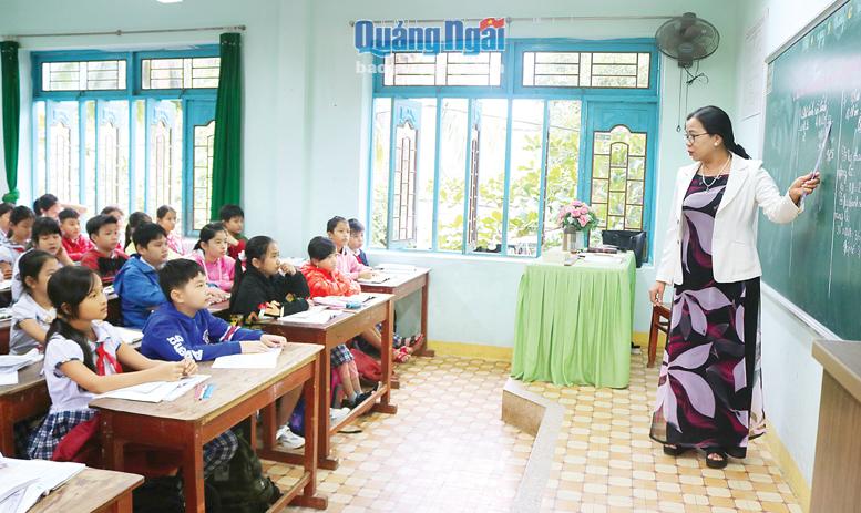 Cô và trò Trường Tiểu học Trần Phú (TP.Quảng Ngãi).
