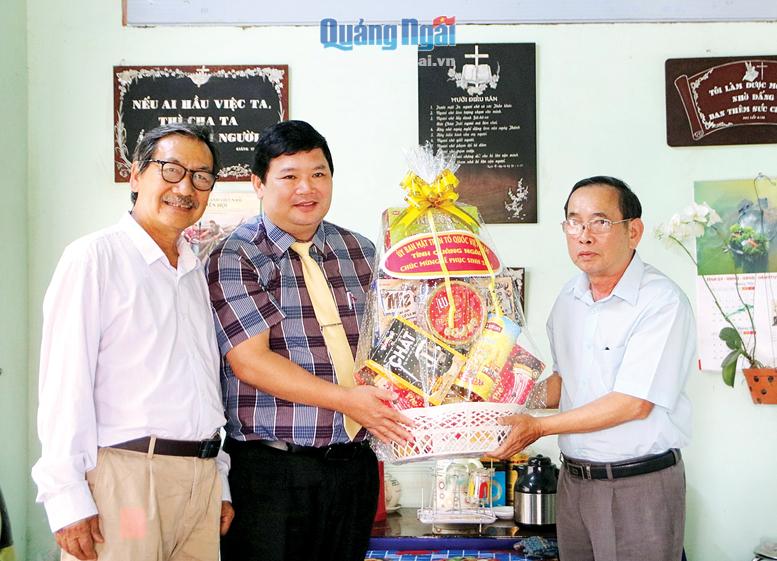 Đại diện lãnh đạo Ủy ban MTTQ Việt Nam tỉnh thăm, tặng quà Chi hội Tin lành Mộ Đức. 