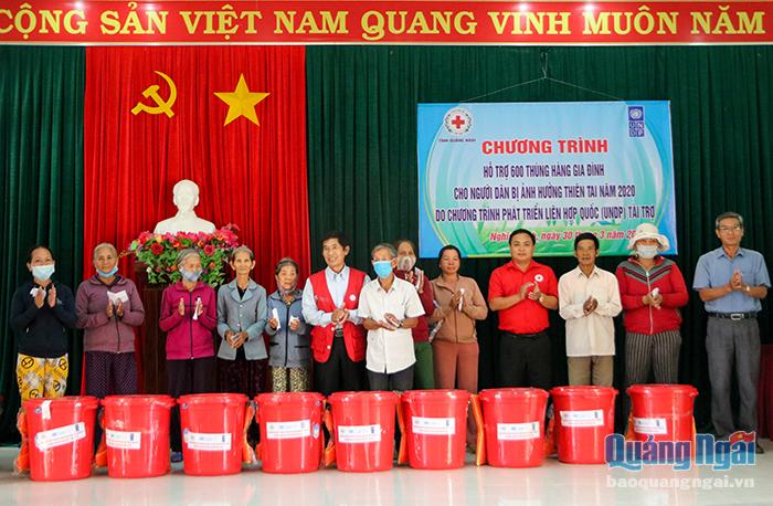 Trao tặng thùng hàng gia đình cho người dân ảnh hưởng thiên tai vừa qua tại xã Hành Minh (Nghĩa Hành)