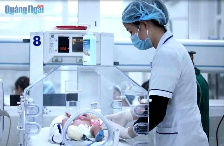 Bệnh viện Sản - Nhi tỉnh đã chuẩn bị phương tiện, thiết bị tiêm phòng vắc xin và chăm sóc trẻ sơ sinh.  Ảnh: Bình Minh