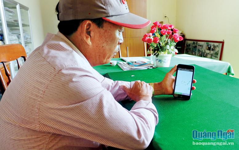 Qua chiếc điện thoại thông minh được liên kết với thiết bị giám sát hành trình, ngư dân Nguyễn Thanh Nam ở xã Bình Châu (Bình Sơn) nắm được vị trí tàu cá của gia đình đang hoạt động trên biển.