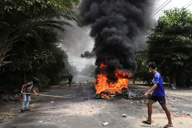 Người biểu tình tại thành phố Yangon, Myanmar ngày 28/3 (Ảnh: Reuters).
