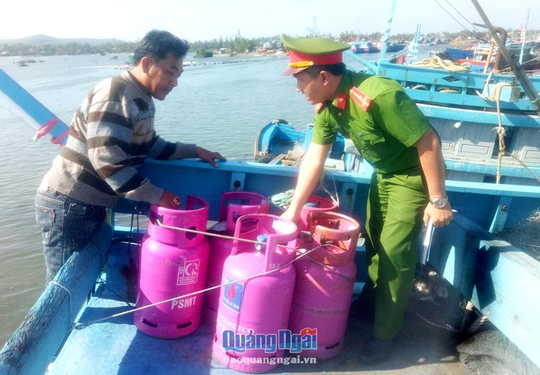 Cảnh sát PCCC&CNCH tỉnh kiểm tra và tuyên truyền công tác phòng, chống cháy nổ tàu cá cho ngư dân.  