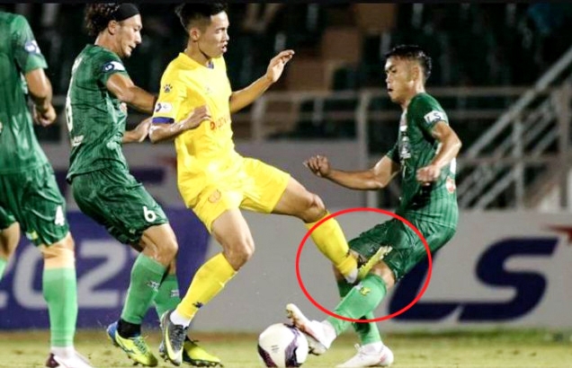Cầu thủ Thế Hưng đẫ có tình huống đạp thẳng chân vào hậu vệ Nguyễn Công Thành trong trận đấu giữa hai CLB Sài Gòn và Nam Định ngày 28-3