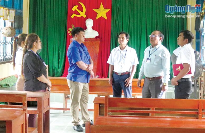Ban Chỉ đạo Bầu cử xã Trà Giang (Trà Bồng) kiểm tra cơ sở vật chất phục vụ bầu cử đại biểu Quốc hội khóa XV và đại biểu HĐND các cấp, nhiệm kỳ 2021 - 2026. 
