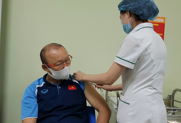 HLV trưởng đội tuyển Việt Nam Park Hang Seo được tiêm vắc xin phòng COVID-19 sáng 5-4 - Ảnh: NHẬT ĐOÀN