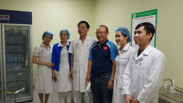 Ông Park Hang Seo chụp ảnh chung với các y bác sĩ tại Bệnh viện Trung ương Quân đội 108 - Ảnh: NHẬT ĐOÀN