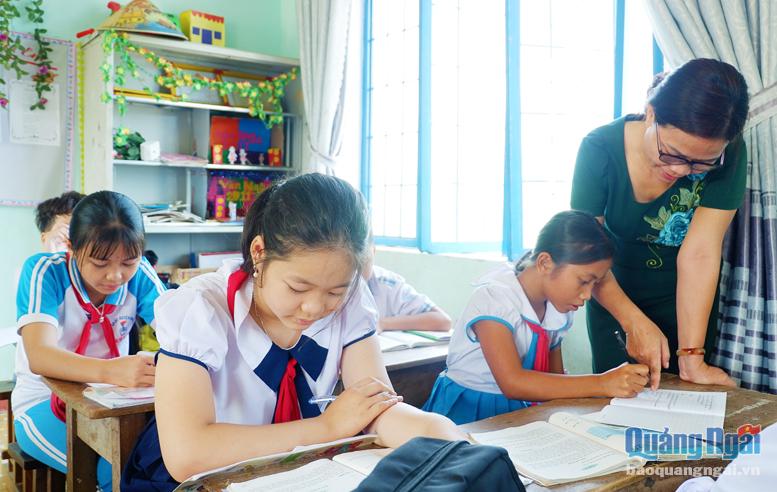 Cô giáo Phạm Thị Hạnh, chủ nhiệm lớp 4C, Trường Tiểu học Long Hiệp (Minh Long) luôn động viên em Đinh Thị Hết cố gắng học tập.