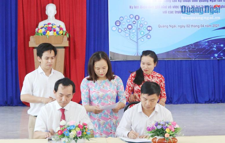 Lãnh đạo Trường ĐH Phạm Văn Đồng ký kết biên bản ghi nhớ với các trường THPT trong tỉnh về việc hỗ trợ, tư vấn cho học sinh tham gia các hoạt động nghiên cứu khoa học.