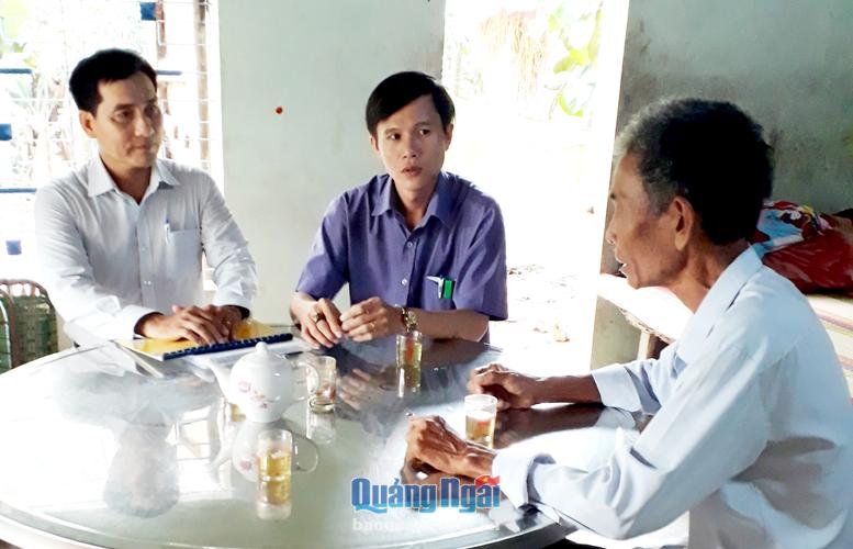 Cán bộ y tế đến thăm một bệnh nhân lao tái hòa nhập cộng đồng.