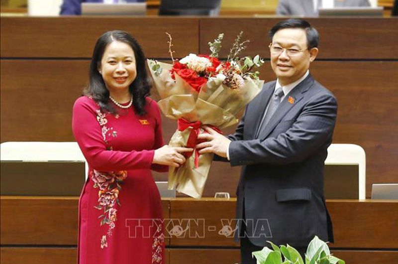 Chủ tịch Quốc hội Vương Đình Huệ tặng hoa chúc mừng tân Phó Chủ tịch nước Võ Thị Ánh Xuân