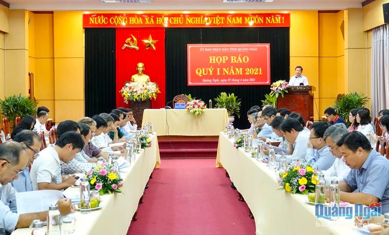 Chủ tịch UBND tỉnh Đặng Văn Minh phát biểu kết luận buổi họp báo