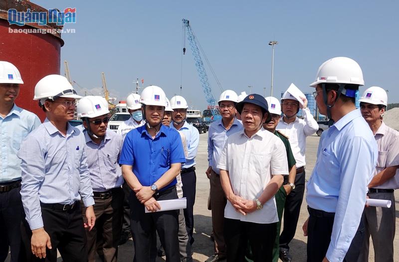 Chủ tịch UBND tỉnh Đặng Văn Minh cùng lãnh đạo các sở, ngành đi kiểm tra thực tế năng lực hoạt động của các bến cảng