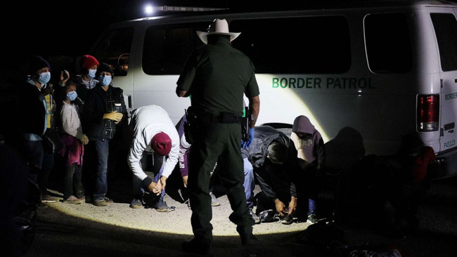 Người nhập cư trái phép từ Mexico bị bắt giữ tại Roma, bang Texas (Mỹ) ngày 30/3 vừa qua. (Nguồn: Getty)