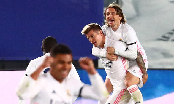Niềm vui của các cầu thủ Real Madrid sau khi ghi bàn vào lưới Barca - Ảnh: GETTY IMAGES