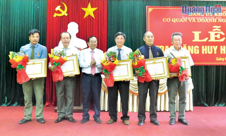 Các đảng viên nhận Huy hiệu 30 năm tuổi Đảng.