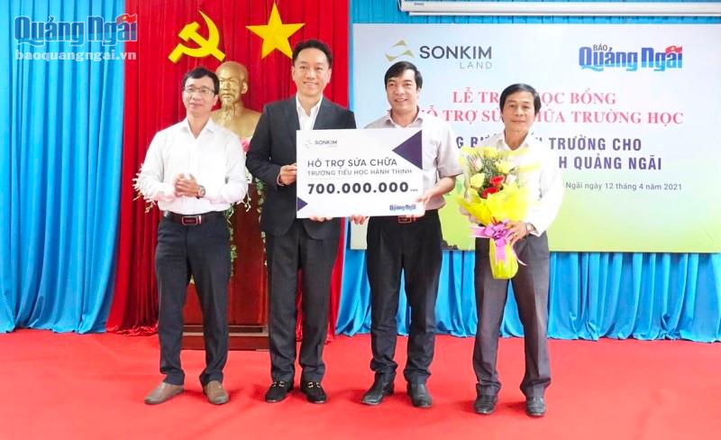 Tổng Giám đốc Công ty CP Bất động sản Sơn Kim, ông ANDY HAN SUK JUNG trao tiền hỗ trợ sửa chữa Trường TH Hành Thịnh.