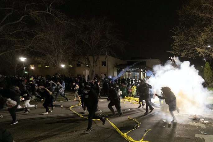 Người biểu tình đụng độ bạo lực với cảnh sát ở TP Brooklyn Center tối 11-4. Ảnh: Star Tribune
