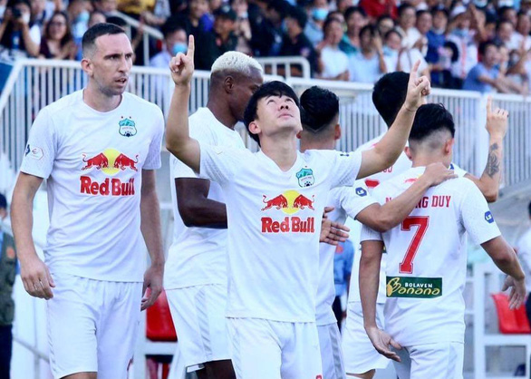 Các cầu thủ HAGL ăn mừng bàn thắng vào lưới Nam Định - Ảnh: H.T.
