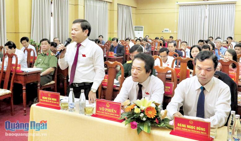 Chủ tịch UBND tỉnh Đặng Văn Minh tham gia thảo luận, trả lời chất vấn tại một kỳ họp của HĐND tỉnh khóa XII.                     Ảnh: T.Thuận