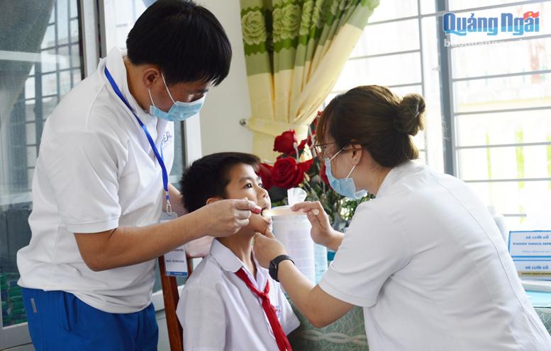 Khám, điều trị các bệnh về răng cho học sinh ở Trường Tiểu học Tịnh Hà (Sơn Tịnh).