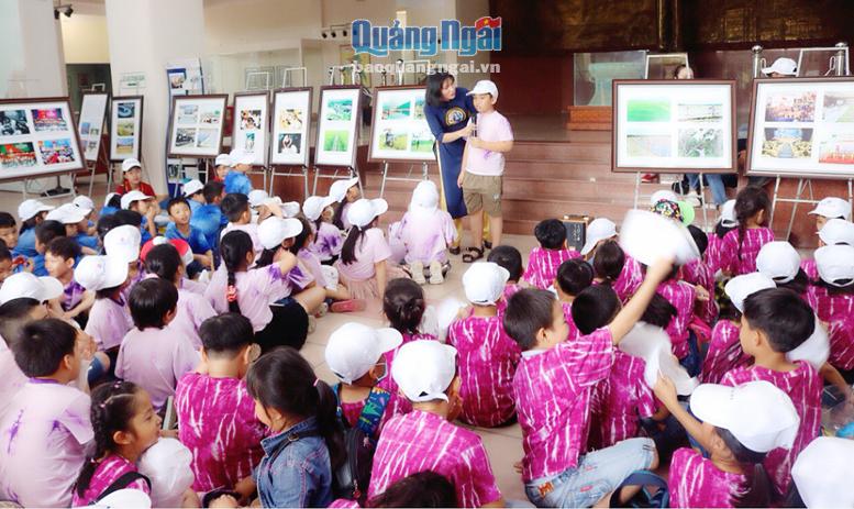 Học sinh Trường Tiểu học Chánh Lộ (TP.Quảng Ngãi) tham quan Bảo tàng Tổng hợp tỉnh.