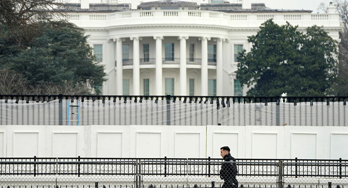 Một nhân viên mật vụ Mỹ bên ngoài Nhà Trắng. Ảnh: Reuters