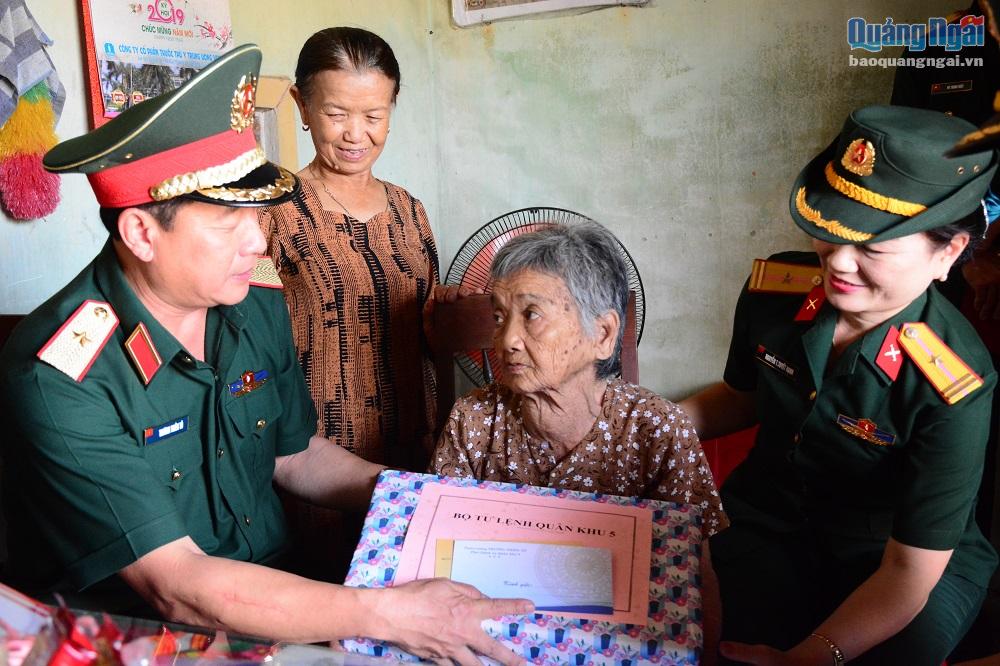 Tặng quà cho bà Nguyễn Thị Sương ở xã Tịnh Thọ, huyện Sơn Tịnh