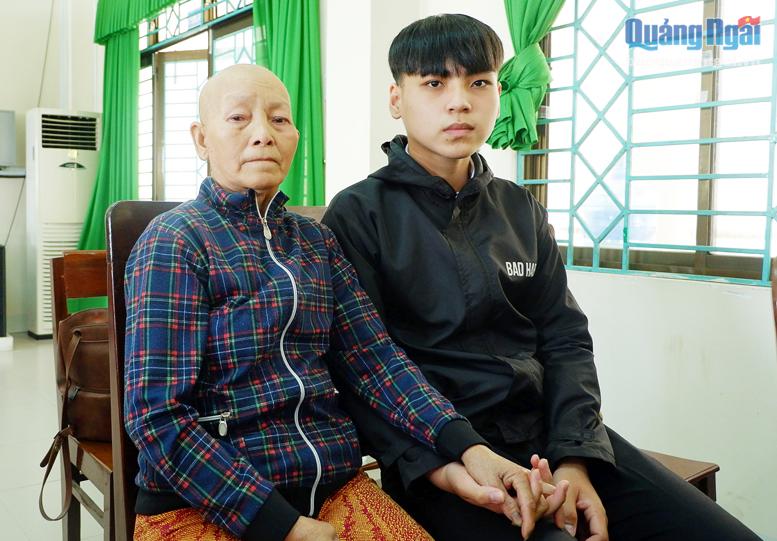 Bà Trần Thị Thạnh, ở xã Tịnh Hà (Sơn Tịnh) bị bệnh hiểm nghèo cùng con trai  Trần Tấn Thương, lớp 10A9, Trường THPT Huỳnh Thúc Kháng. Ảnh: Đăng Sương
