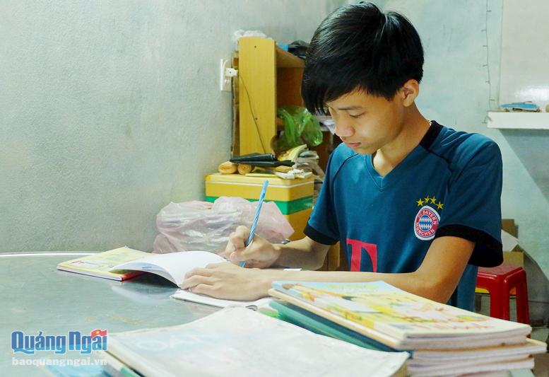Em Đặng Văn Cảnh, lớp 10A08, Trường THPT số 1 Tư Nghĩa luôn nỗ lực trong học tập.  Ảnh: ĐĂNG SƯƠNG