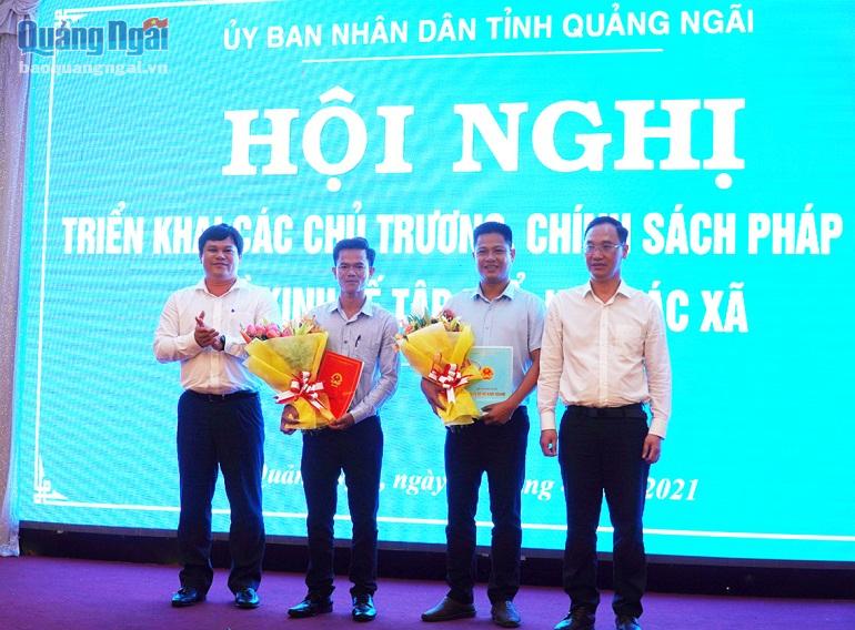 Phó Chủ tịch UBND tỉnh Trần Phước Hiền trao tặng 