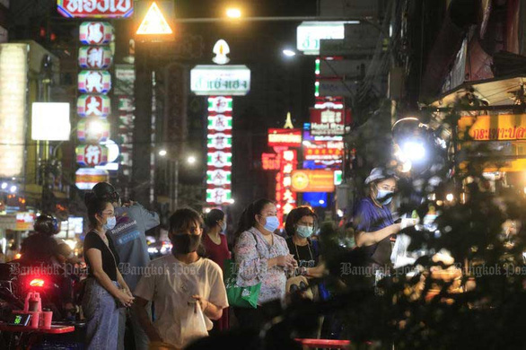 Người dân đeo khẩu trang đi mua thức ăn ở chợ khu vực Yaowarat, Bangkok. Chính phủ áp dụng các biện pháp kiểm soát nghiêm ngặt nhưng không giới nghiêm hay phong tỏa - Ảnh: Bangkok Post