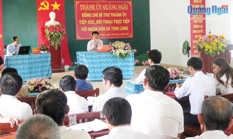 Ủy viên Ban Thường vụ Tỉnh ủy, Bí thư Thành ủy Quảng Ngãi Nguyễn Cao Phúc đối thoại với nhân dân xã Tịnh Long. 