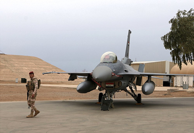 Binh sĩ Iraq gác tại căn cứ không quân Balad. (Ảnh: AP)