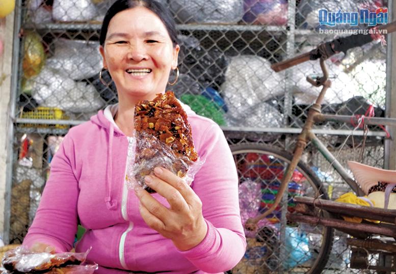 Hằng ngày, bà Trịnh Thị Sanh vẫn làm và bày bán kẹo dừa đường muỗng.   ẢNH: H.THU