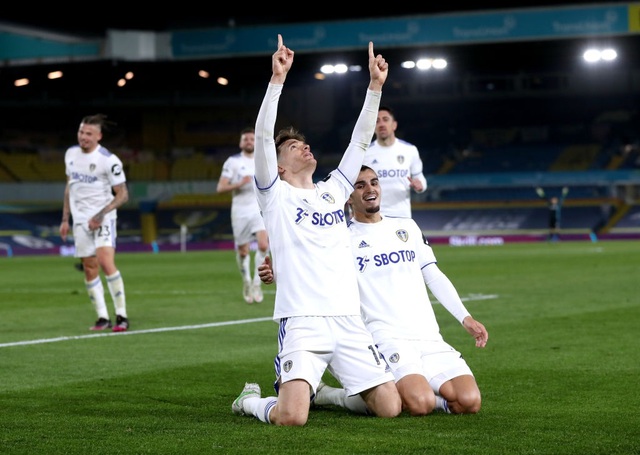 Leeds ăn mừng với bàn gỡ hòa ở cuối trận của Llorente.