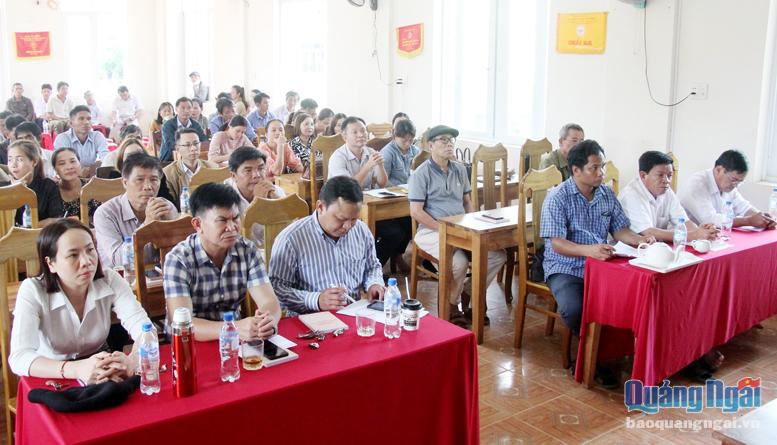 Cán bộ, đảng viên xã Sơn Hạ (Sơn Hà) tham gia học Nghị quyết Đại hội XIII của Đảng.                ẢNH: HƯƠNG MINH