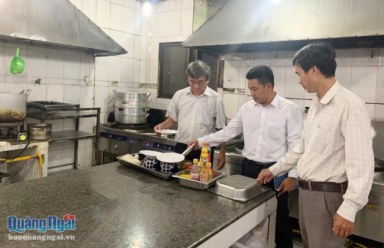 Kiểm tra hệ thống bếp nấu ở một cơ sở kinh doanh dịch vụ ăn uống trên địa bàn TP.Quảng Ngãi.
