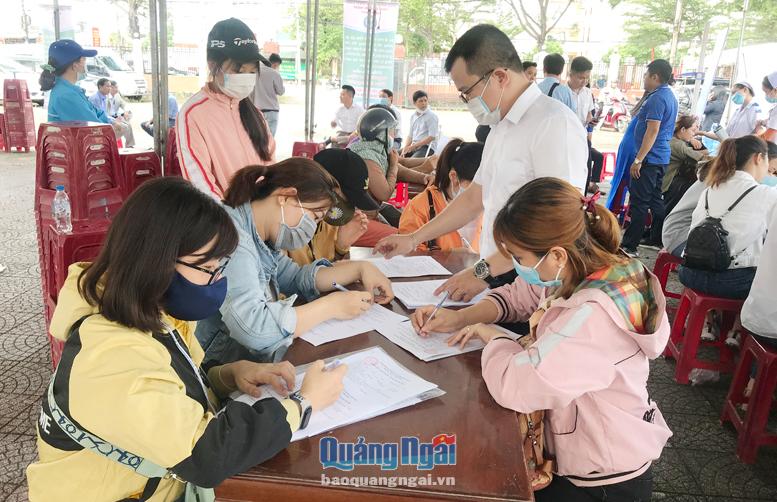 Người lao động tìm kiếm thông tin về xuất khẩu lao động tại Phiên giao dịch việc làm đầu tháng 4 vừa qua.