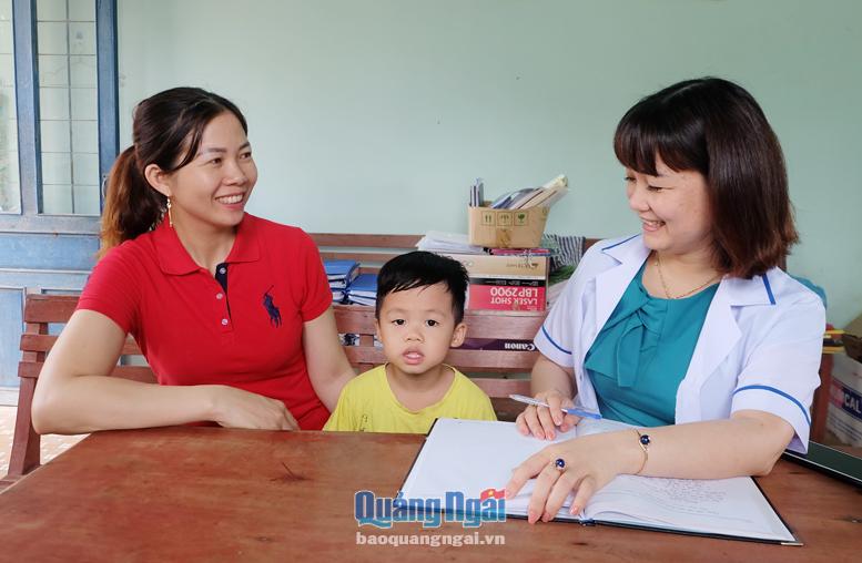 Chị Lê Thị Mỹ Duyên (bên phải) tư vấn cho phụ nữ về chăm sóc sức khỏe sinh sản, kế hoạch hóa gia đình.