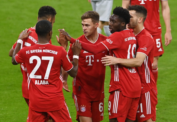 Niềm vui của các cầu thủ Bayern sau khi Kimmich nâng tỉ số lên 2-0 - Ảnh: REUTERS